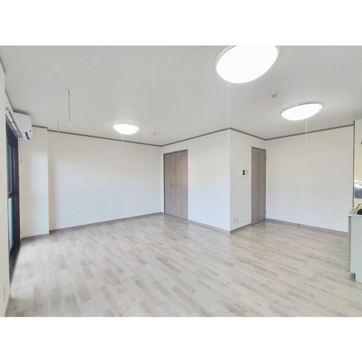Limpiaベルフラワー藤森106の居間