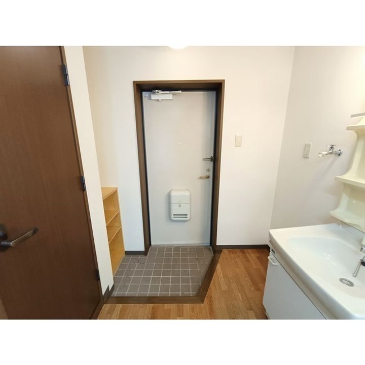 MKマンション105の玄関