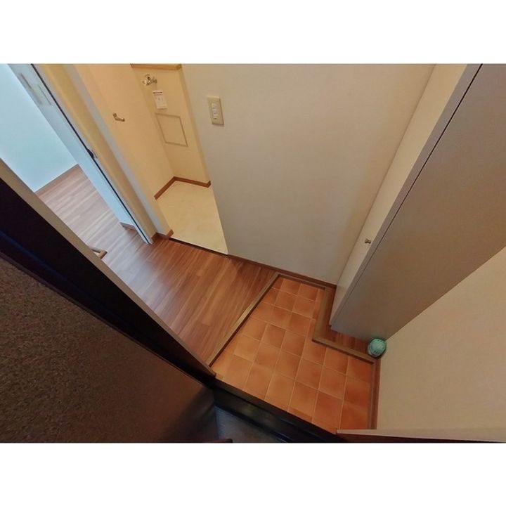 フロムイーストの玄関