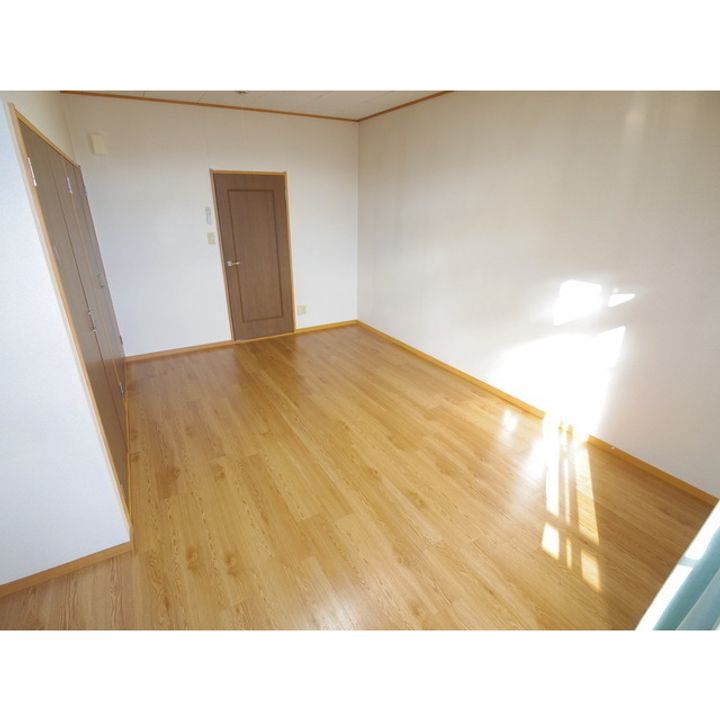 ファーストハイム東和田105の居間