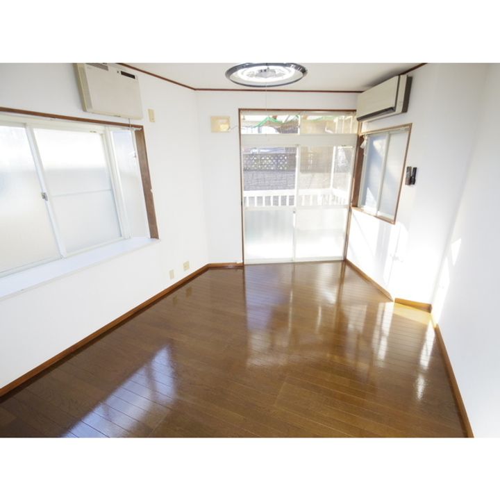 T-HOUSE宮沖201の居間