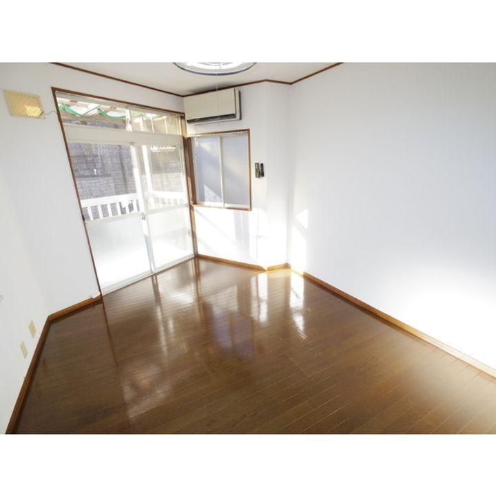 T-HOUSE宮沖201の居間