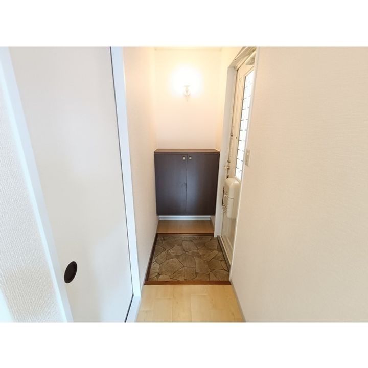 シャルム若里 C棟110の玄関