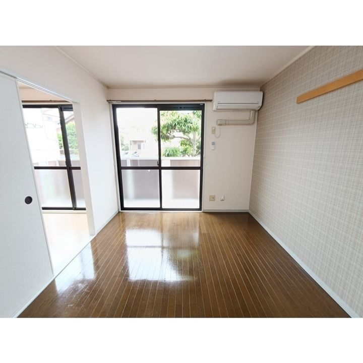 シャルム若里 C棟110の居間