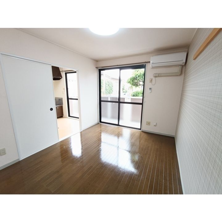 シャルム若里 C棟110の居間