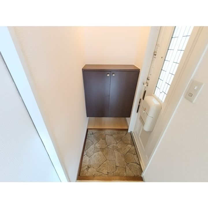 シャルム若里 C棟110の玄関