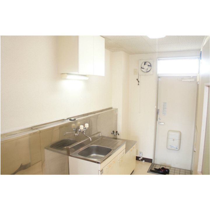 メゾンりんどう302の玄関