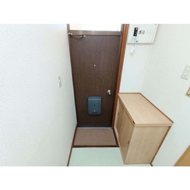 コスモスハイツ202の玄関