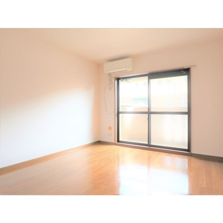 クイーンディオールマンション102の居間