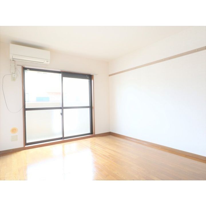 クイーンディオールマンション102の居間