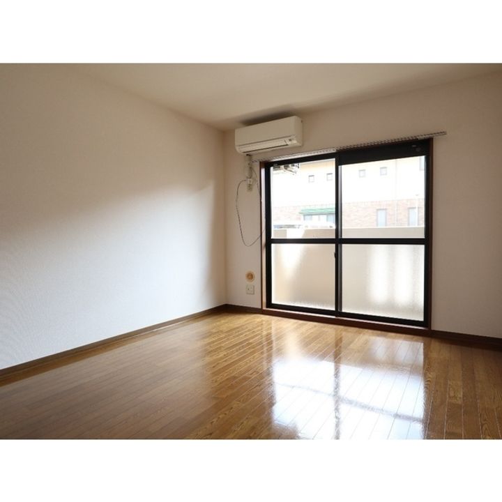 クイーンディオールマンション102の居間