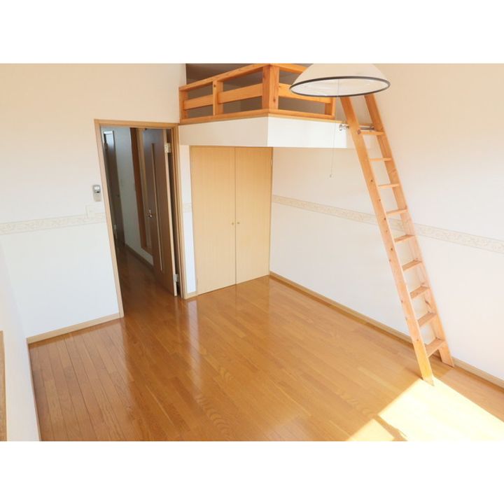 コート・ルミエール205の居間