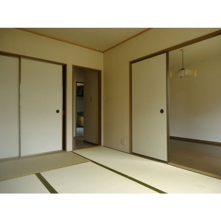 ロイヤルガーデン大和D-103の居間