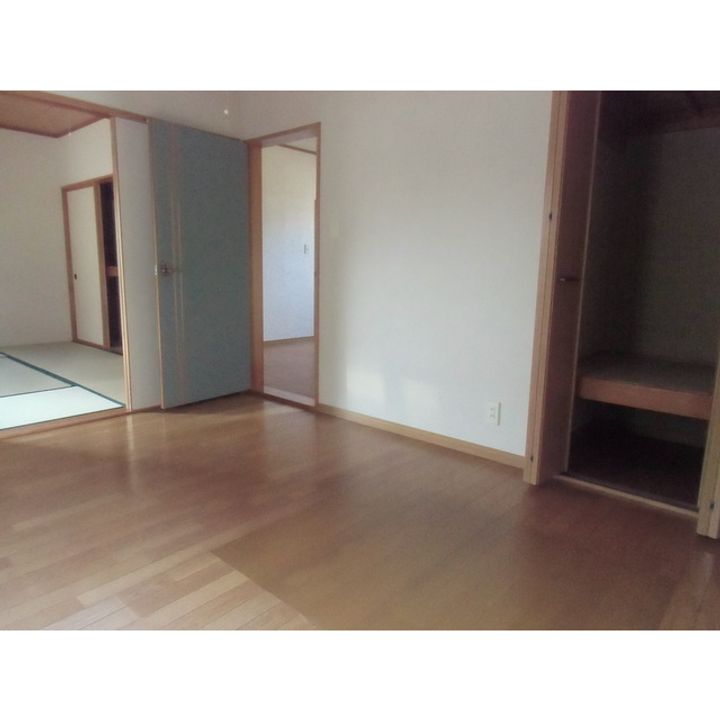 下田ハイツ松尾102の居間