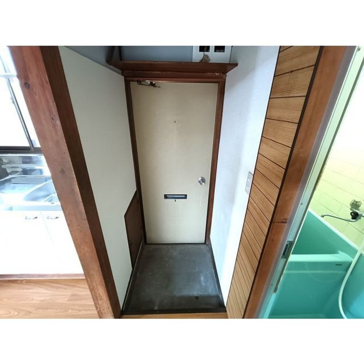 スカイハイツ101の玄関