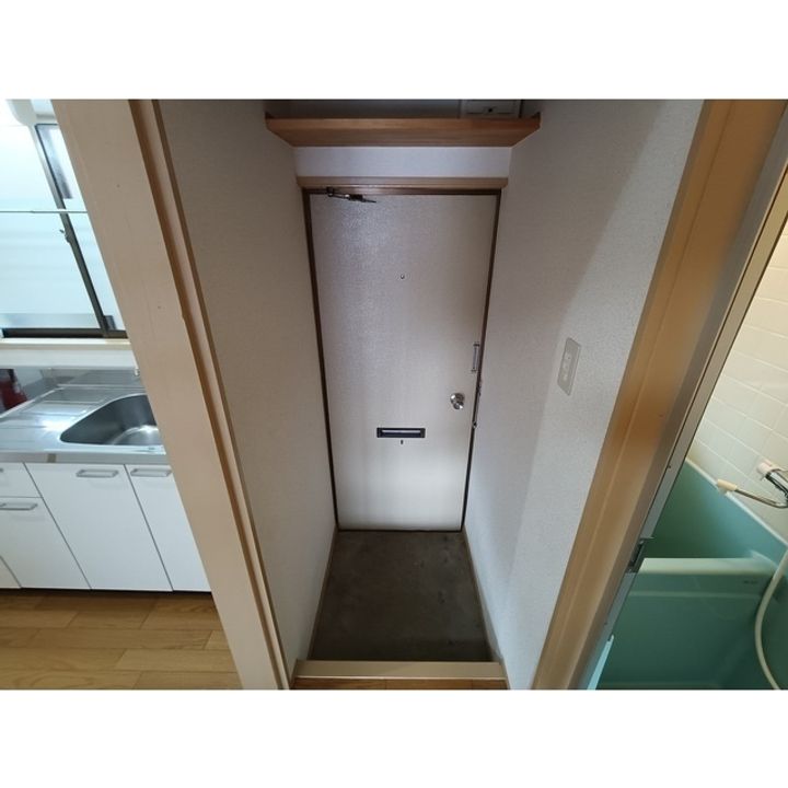 スカイハイツ102の玄関