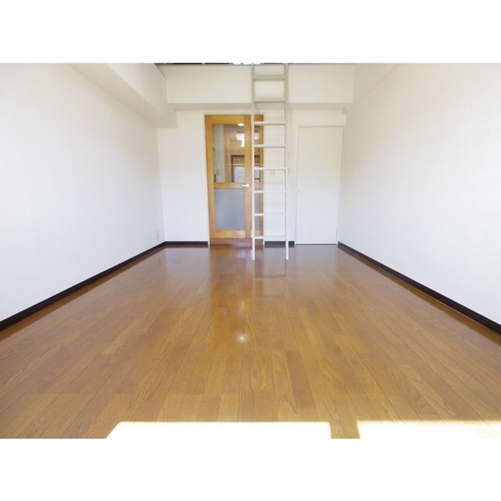 ヴィトリエ三好町301の居間