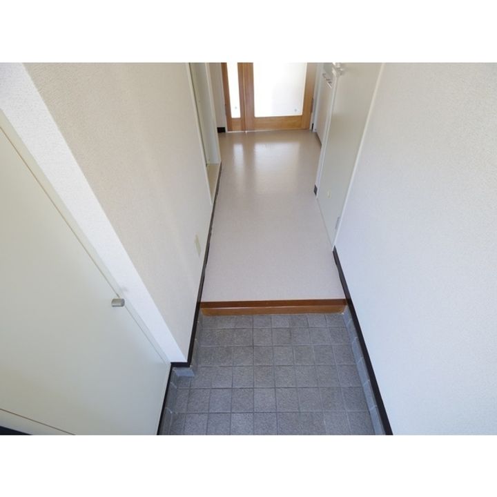 ヴィトリエ三好町301の玄関