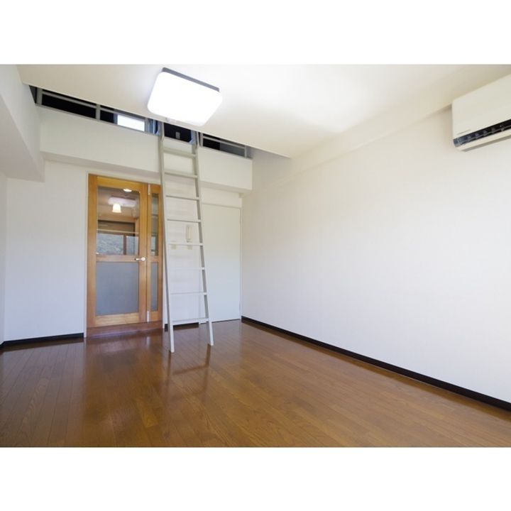 ヴィトリエ三好町301の居間