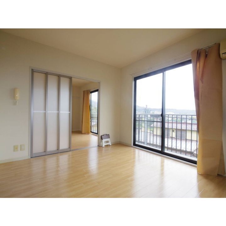 長野県上田市上野の賃貸アパートの居間