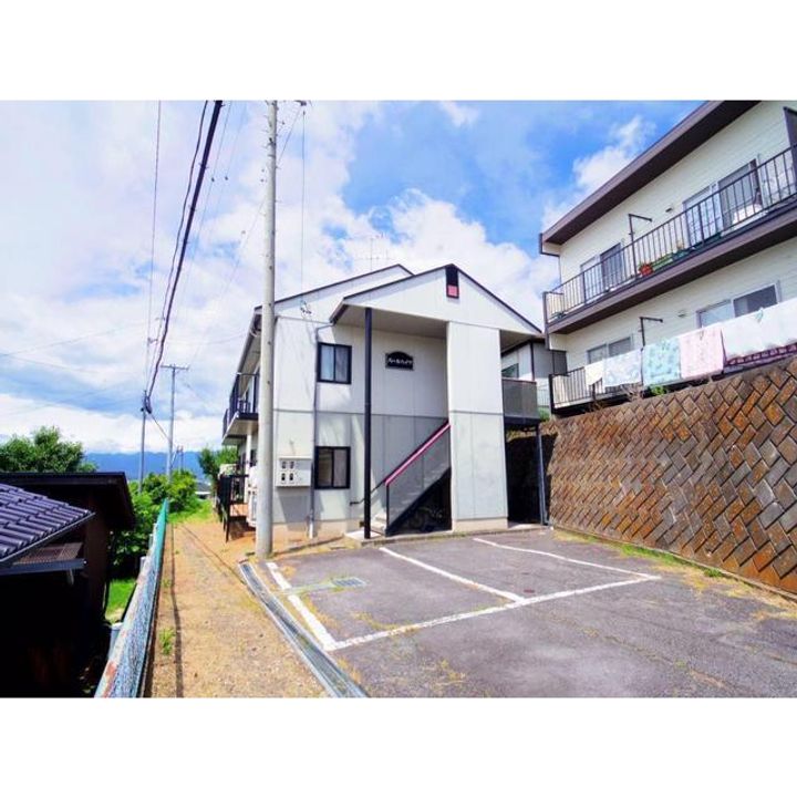 長野県上田市上野の賃貸アパートの外観