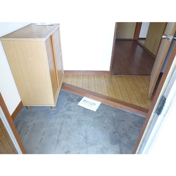 村越第一マンション6の玄関