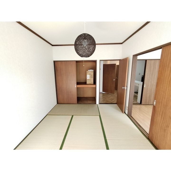 長野県東御市常田の賃貸アパートの内装