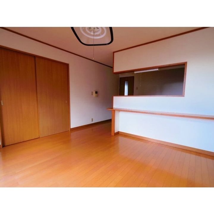 ハーベスト殿城A棟102の居間