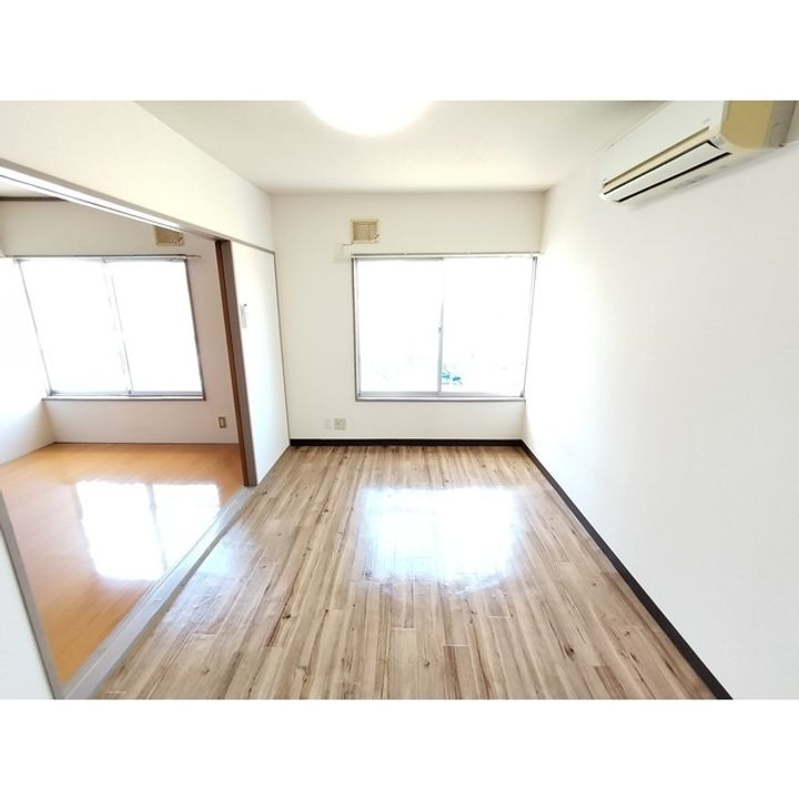 メゾンオークラ203の居間