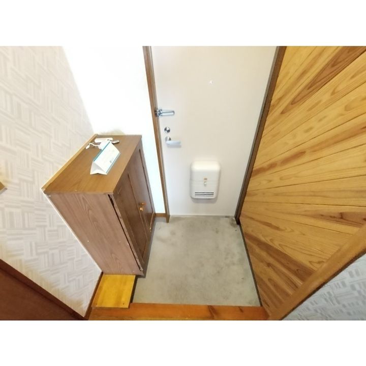 長野県上田市生田の賃貸アパートの玄関