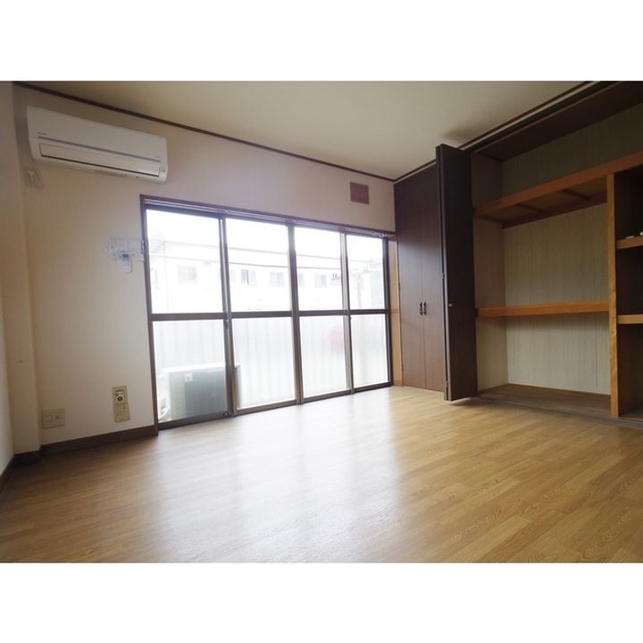 コーポ山越ⅠB-1の居間