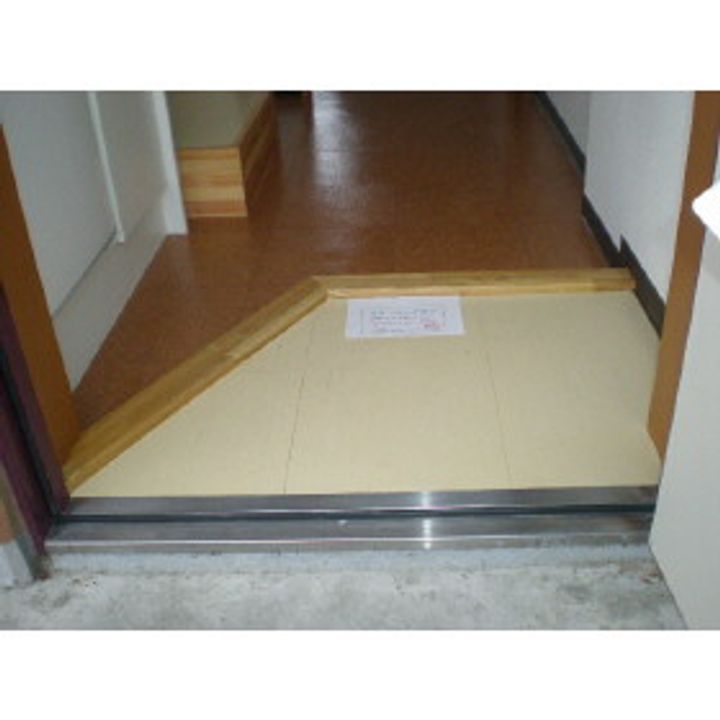 メゾンやまぶき302の玄関