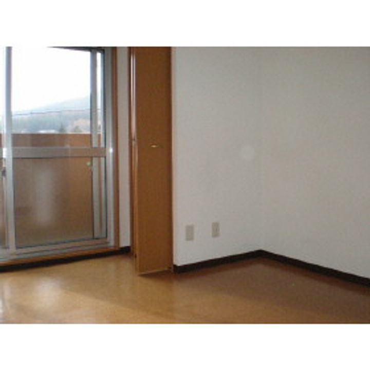 メゾンやまぶき302の居間