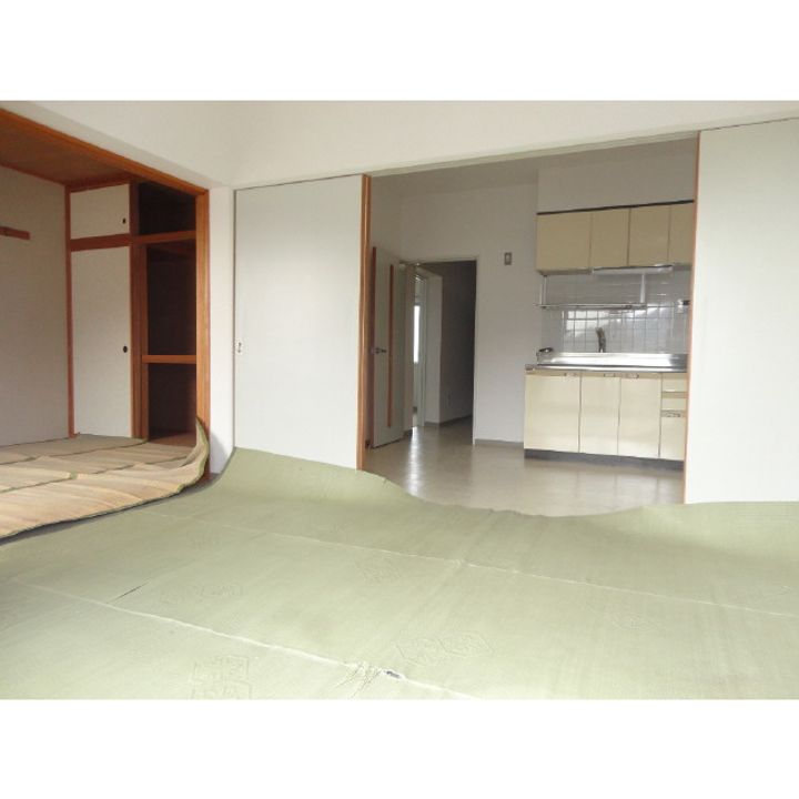 マンション スカイヒルズ302の居間