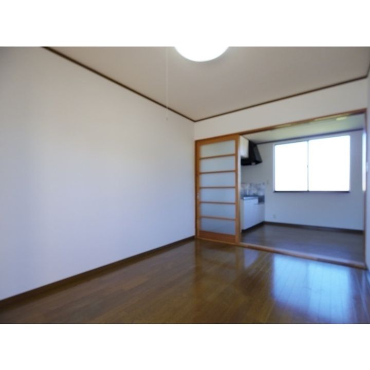 ハイツアクイール1-Bの居間