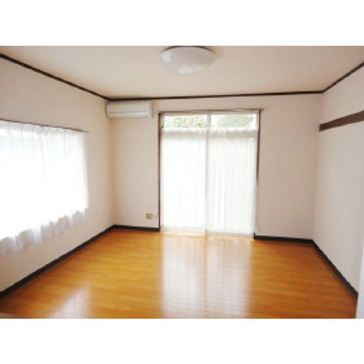 ハイツ佐紀203の居間