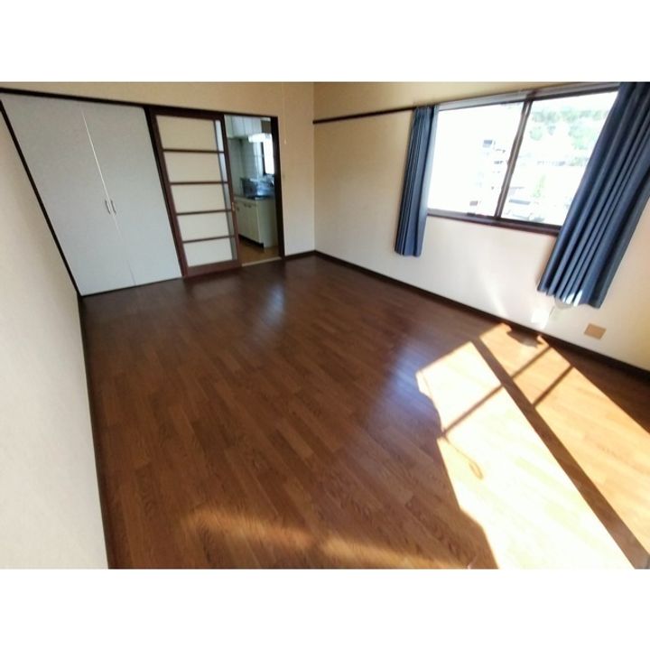 イーストタウン青山201の居間