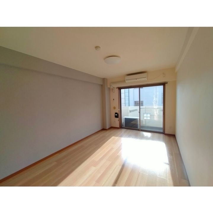 センターイン伊勢町505の居間