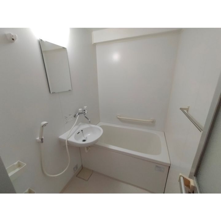 センターイン伊勢町505の風呂