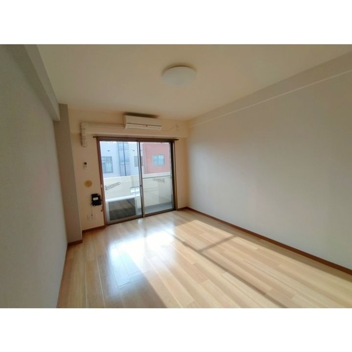 センターイン伊勢町505の居間