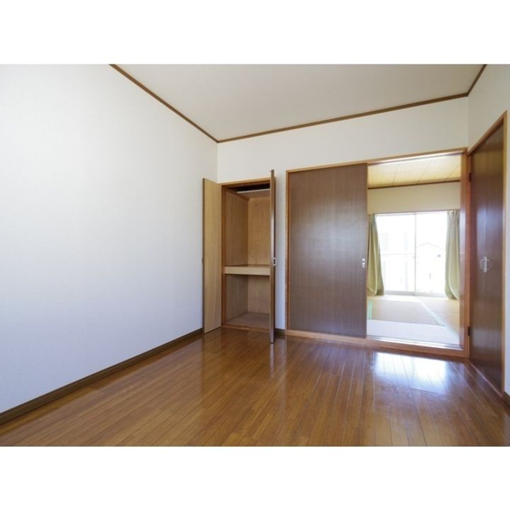 御園青山ハイツD101の居間