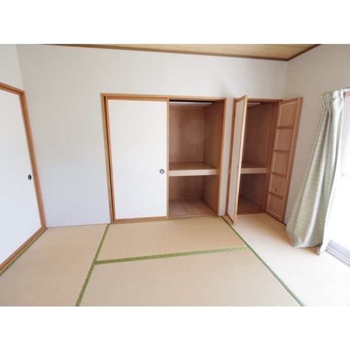 御園青山ハイツD101の居間