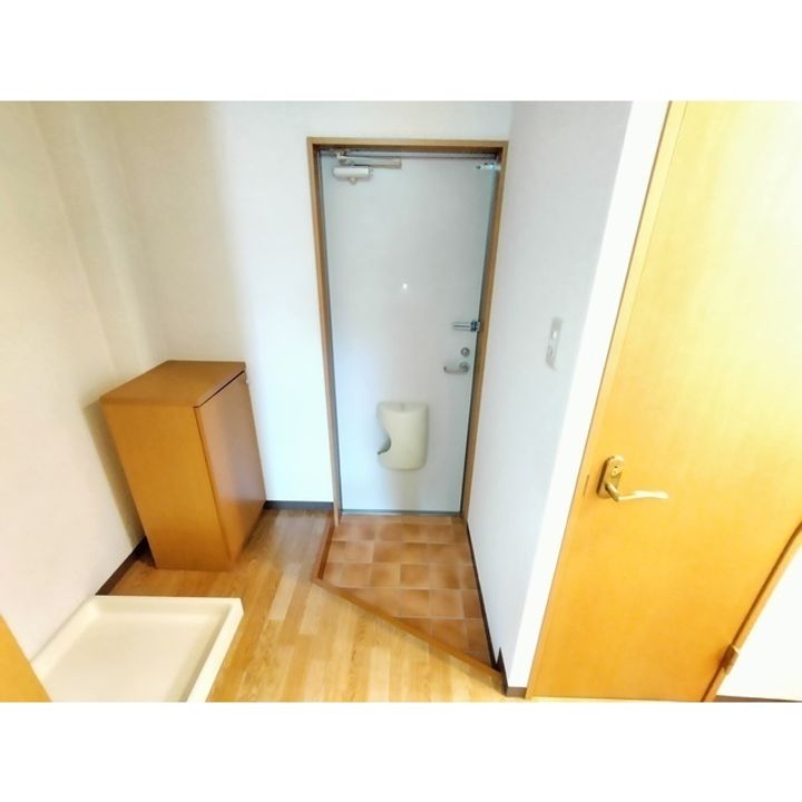 サプリング上山田  B棟203の玄関