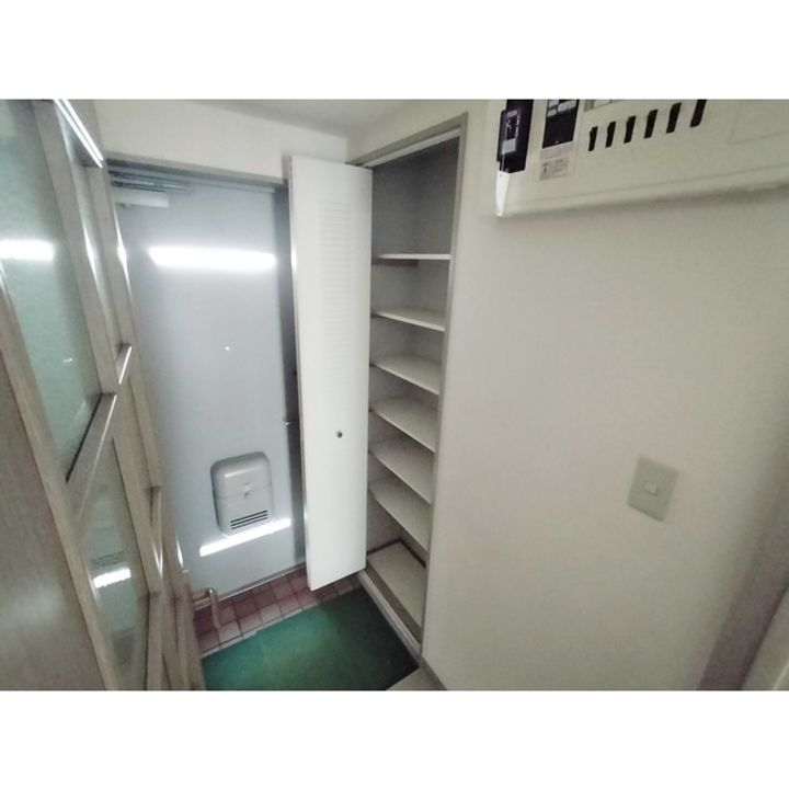 セトル東口ビル205の玄関