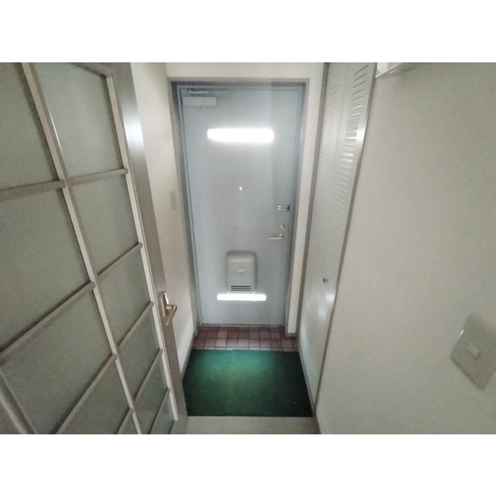 セトル東口ビル205の玄関