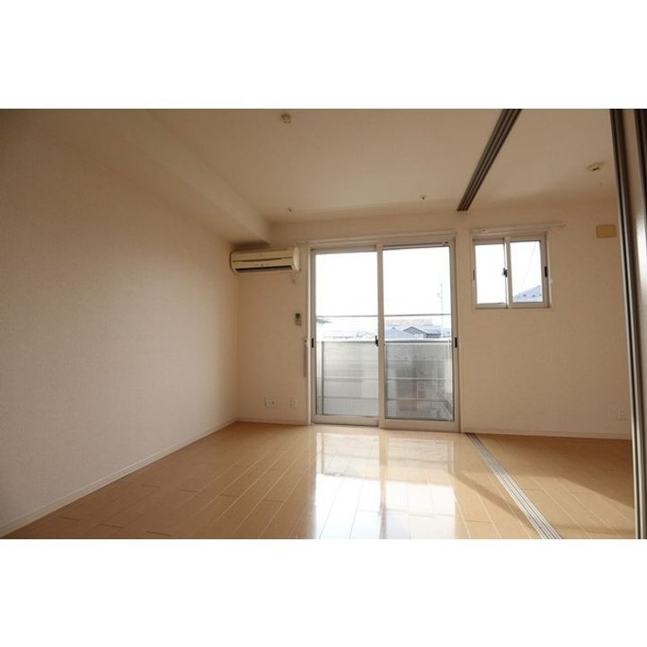 ルーエ三本柳 A棟の居間