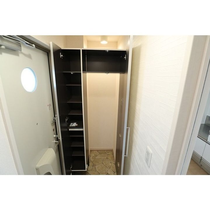 ルーエ三本柳 A棟の玄関