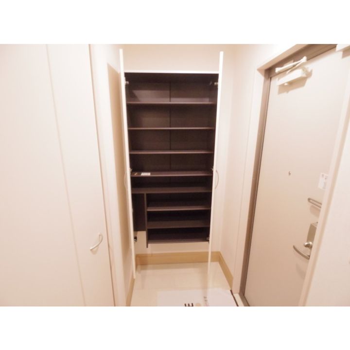 ベレッツァ B棟の玄関
