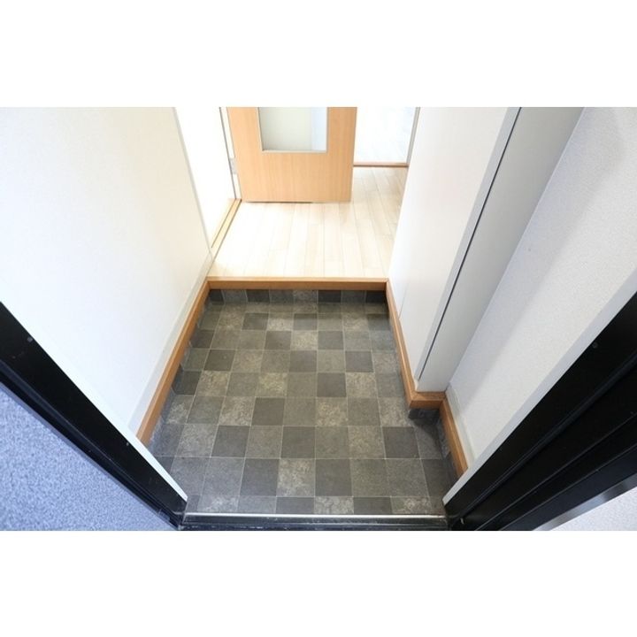 ハイツみやす102の玄関