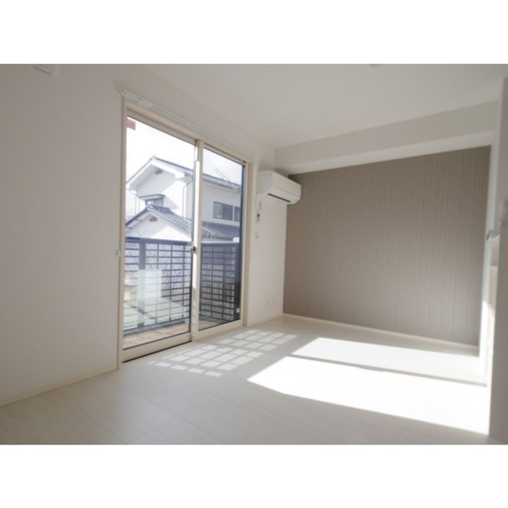 ロイヤルヴィレッタ A棟102の居間